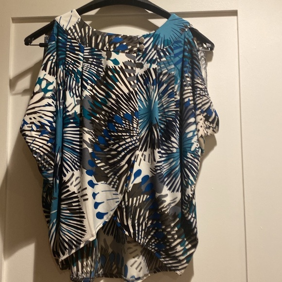BCBG Maxazria top. Size Medium - Picture 6 of 10